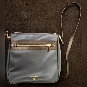 MICHAEL KORS Jet Set Large Nylon Gabardine Messenger Bag in blue with gold